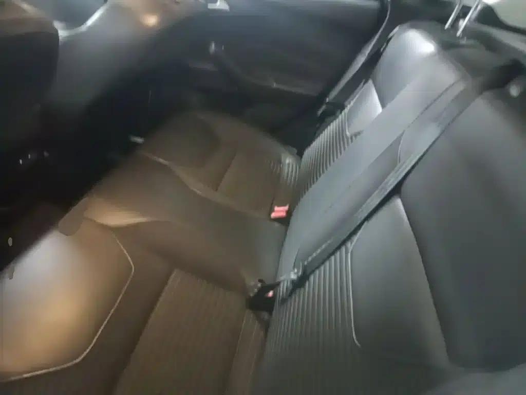 Ford Focus 2015 Hatchback 1.6L Automatic Fashion Edition — миниатюра 17