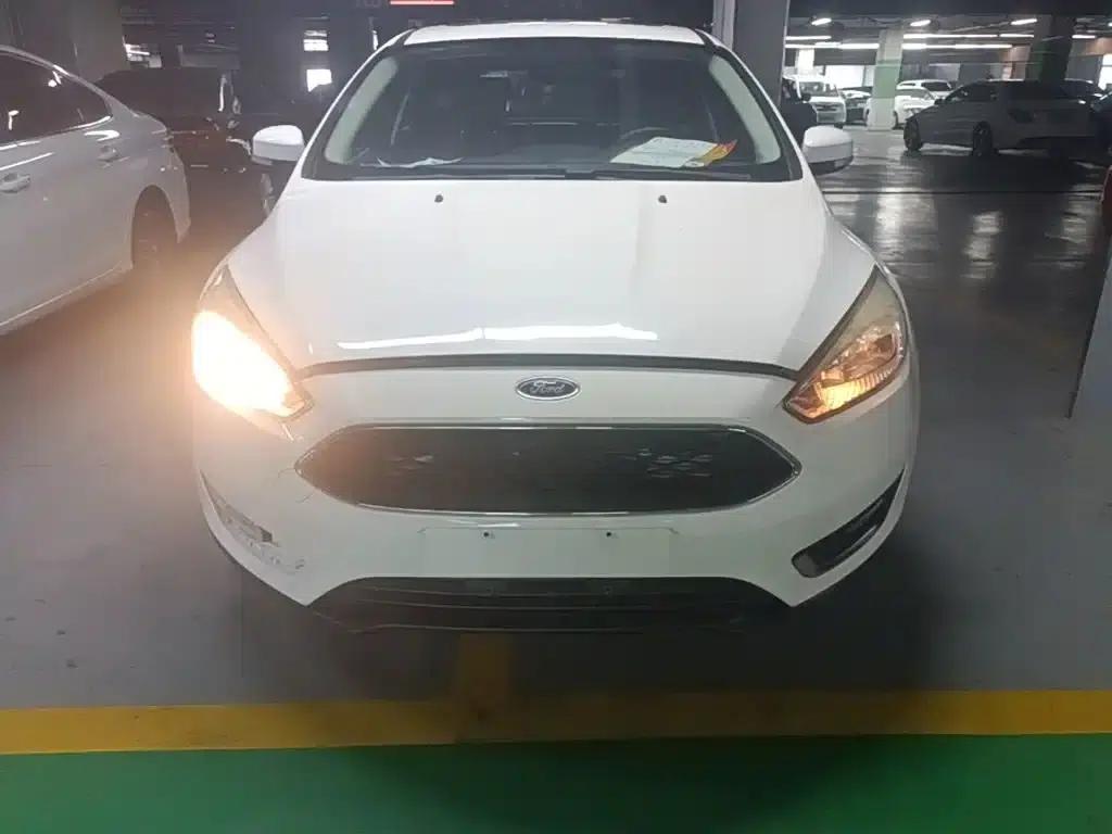 Ford Focus 2015 Hatchback 1.6L Automatic Fashion Edition — миниатюра 3