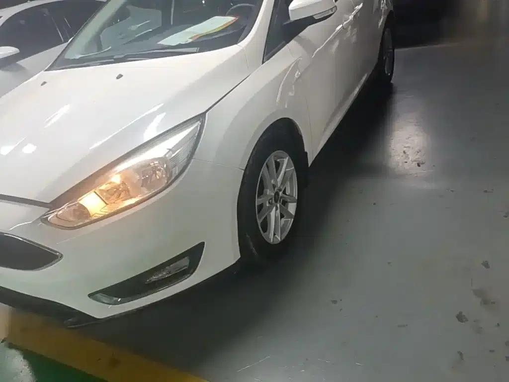 Ford Focus 2015 Hatchback 1.6L Automatic Fashion Edition — миниатюра 23