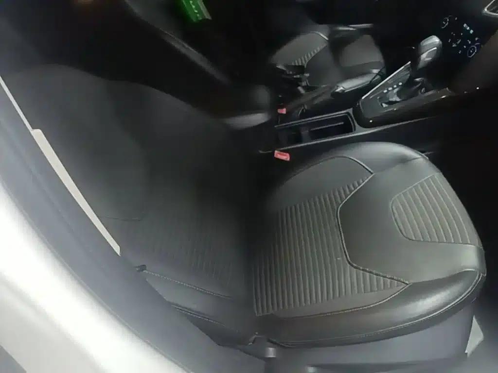 Ford Focus 2015 Hatchback 1.6L Automatic Fashion Edition — миниатюра 25