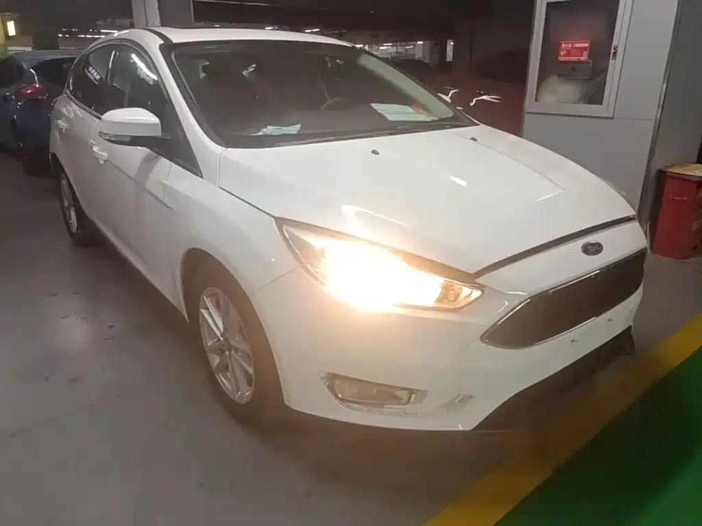 Ford Focus 2015 Hatchback 1.6L Automatic Fashion Edition — миниатюра 4
