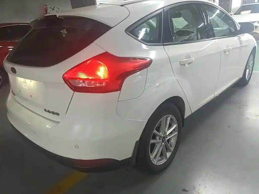 Ford Focus 2015 Hatchback 1.6L Automatic Fashion Edition — миниатюра 7