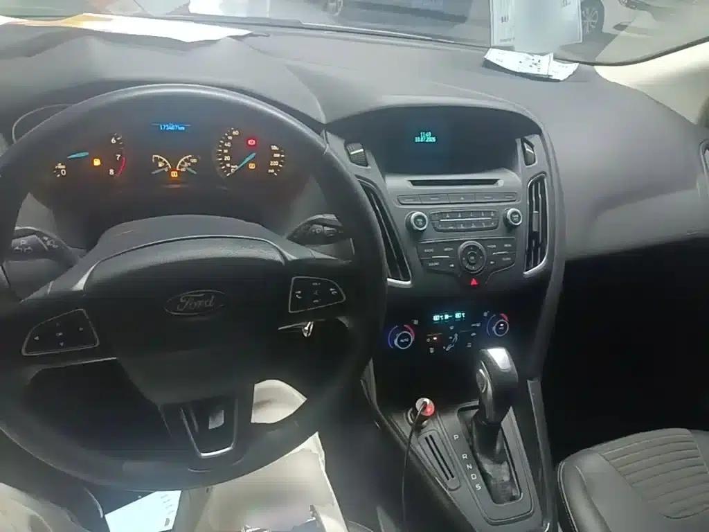 Ford Focus 2015 Hatchback 1.6L Automatic Fashion Edition — миниатюра 10