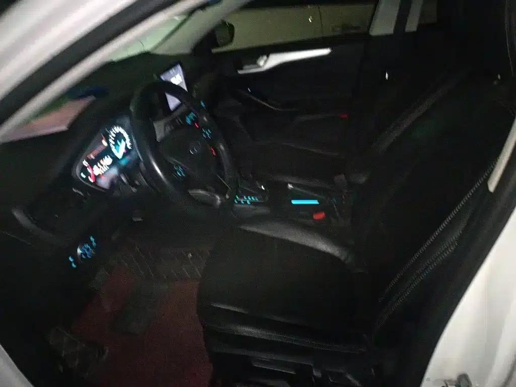Ford Focus 2020 Sedan 1.5L Automatic Sport Edition — миниатюра 12