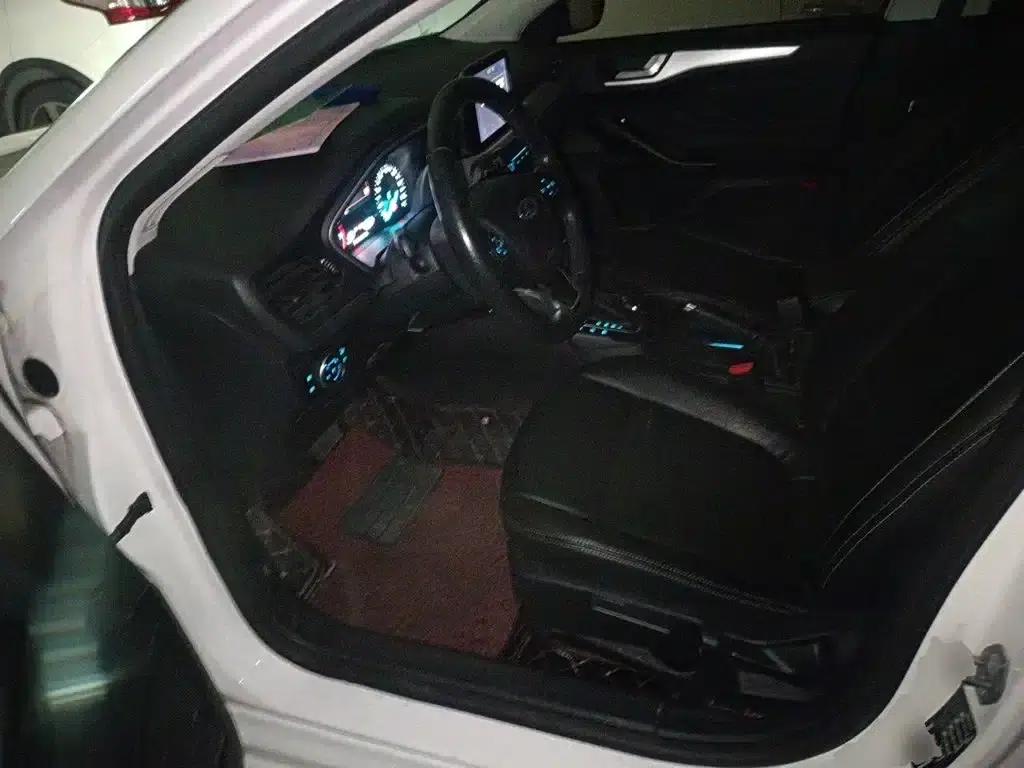 Ford Focus 2020 Sedan 1.5L Automatic Sport Edition — миниатюра 13