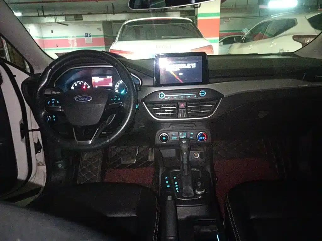 Ford Focus 2020 Sedan 1.5L Automatic Sport Edition — миниатюра 6