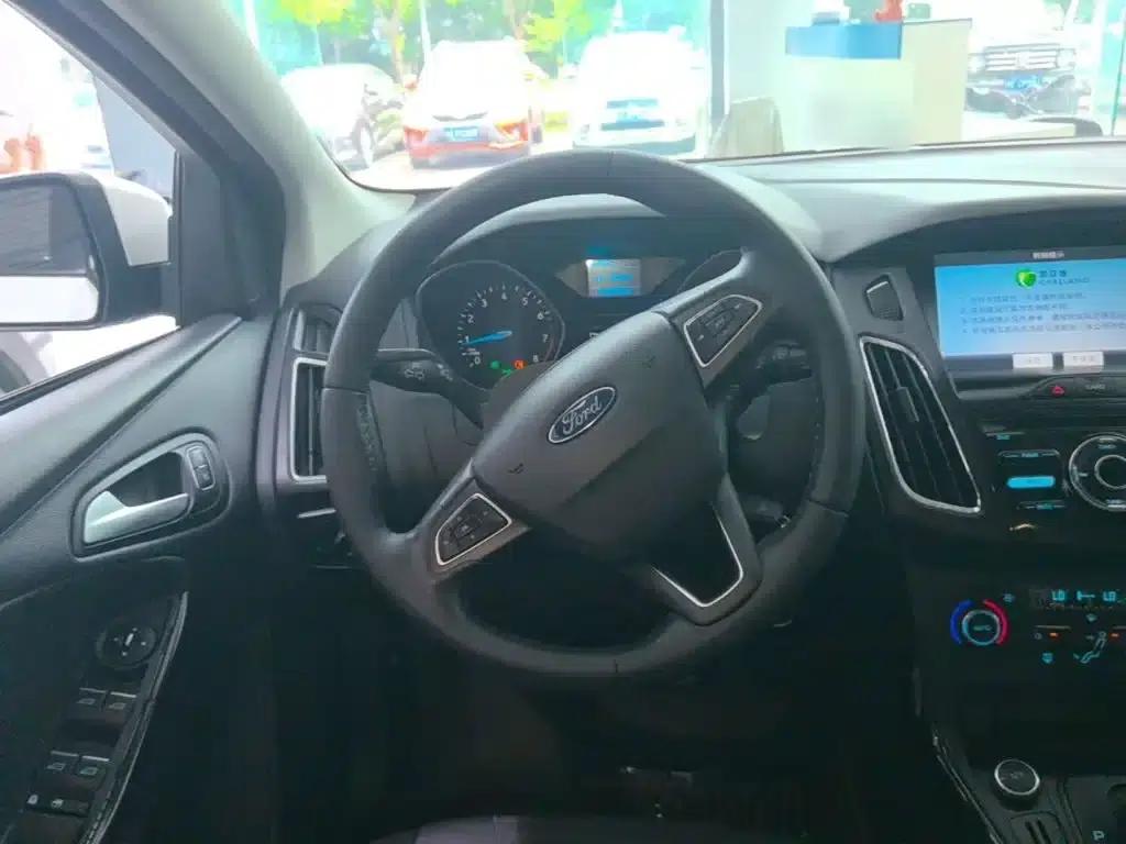 Ford Focus 2017 Sedan 1.6L Automatic Fashion Smart Edition — миниатюра 11