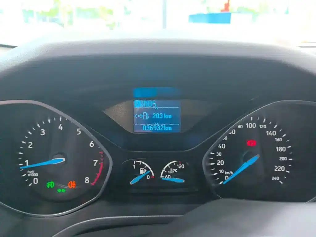 Ford Focus 2017 Sedan 1.6L Automatic Fashion Smart Edition — миниатюра 12