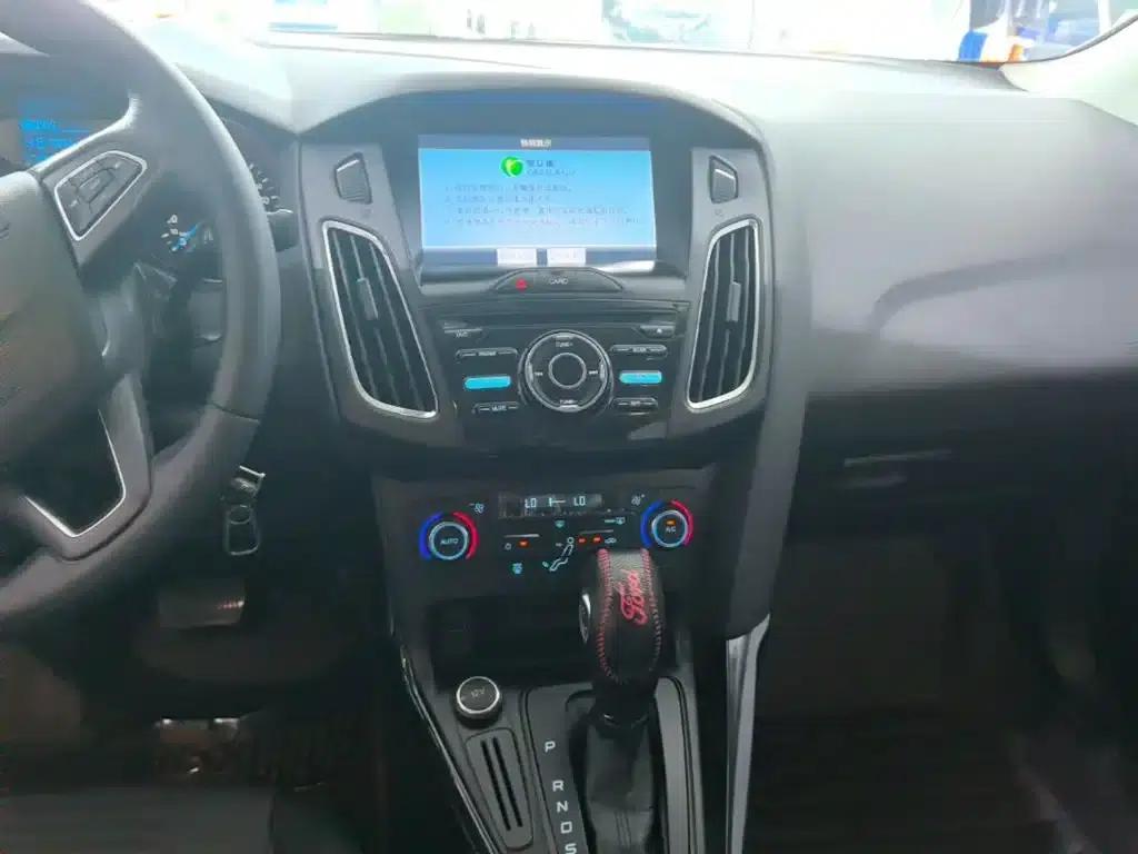 Ford Focus 2017 Sedan 1.6L Automatic Fashion Smart Edition — миниатюра 13