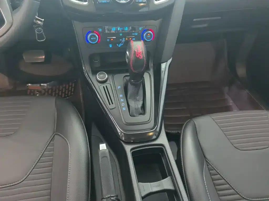 Ford Focus 2017 Sedan 1.6L Automatic Fashion Smart Edition — миниатюра 14