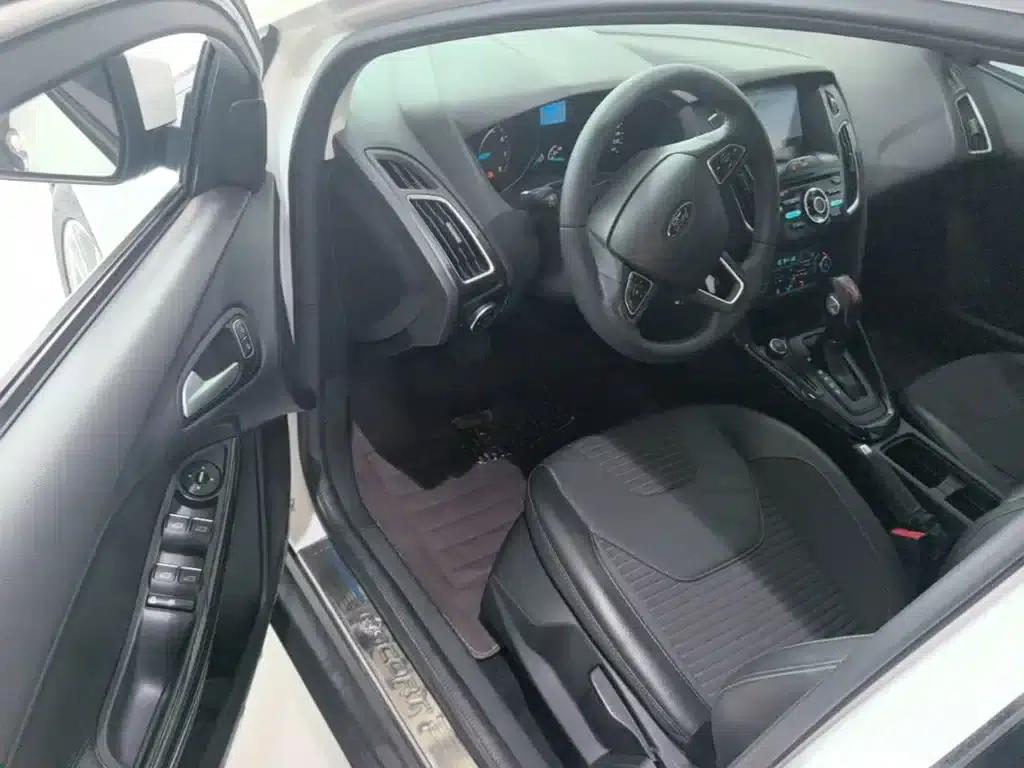Ford Focus 2017 Sedan 1.6L Automatic Fashion Smart Edition — миниатюра 16