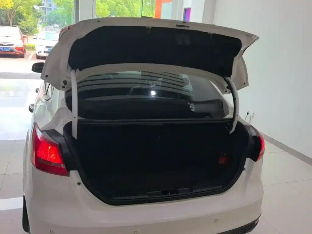 Ford Focus 2017 Sedan 1.6L Automatic Fashion Smart Edition — миниатюра 19