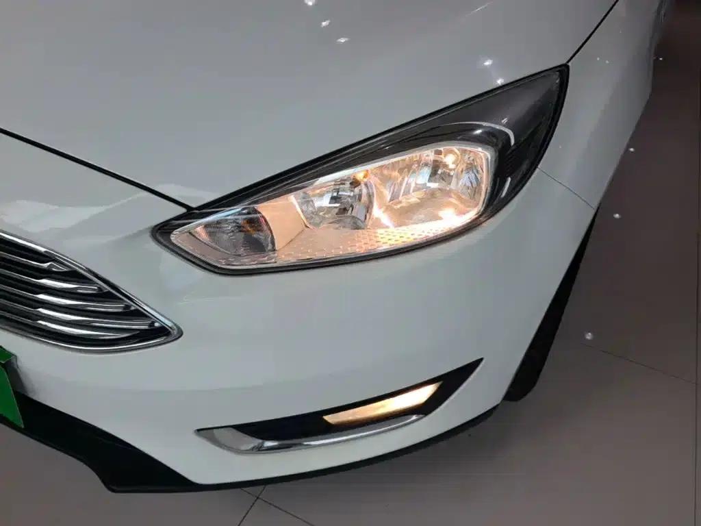 Ford Focus 2017 Sedan 1.6L Automatic Fashion Smart Edition — миниатюра 24