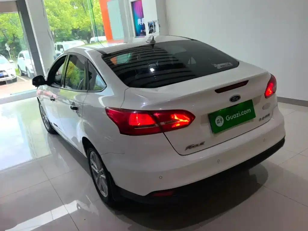 Ford Focus 2017 Sedan 1.6L Automatic Fashion Smart Edition — миниатюра 5