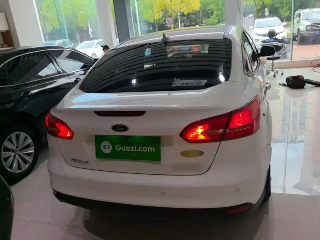 Ford Focus 2017 Sedan 1.6L Automatic Fashion Smart Edition — миниатюра 6