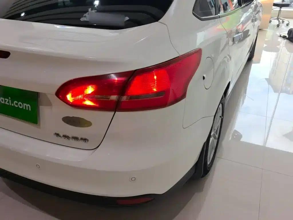 Ford Focus 2017 Sedan 1.6L Automatic Fashion Smart Edition — миниатюра 8