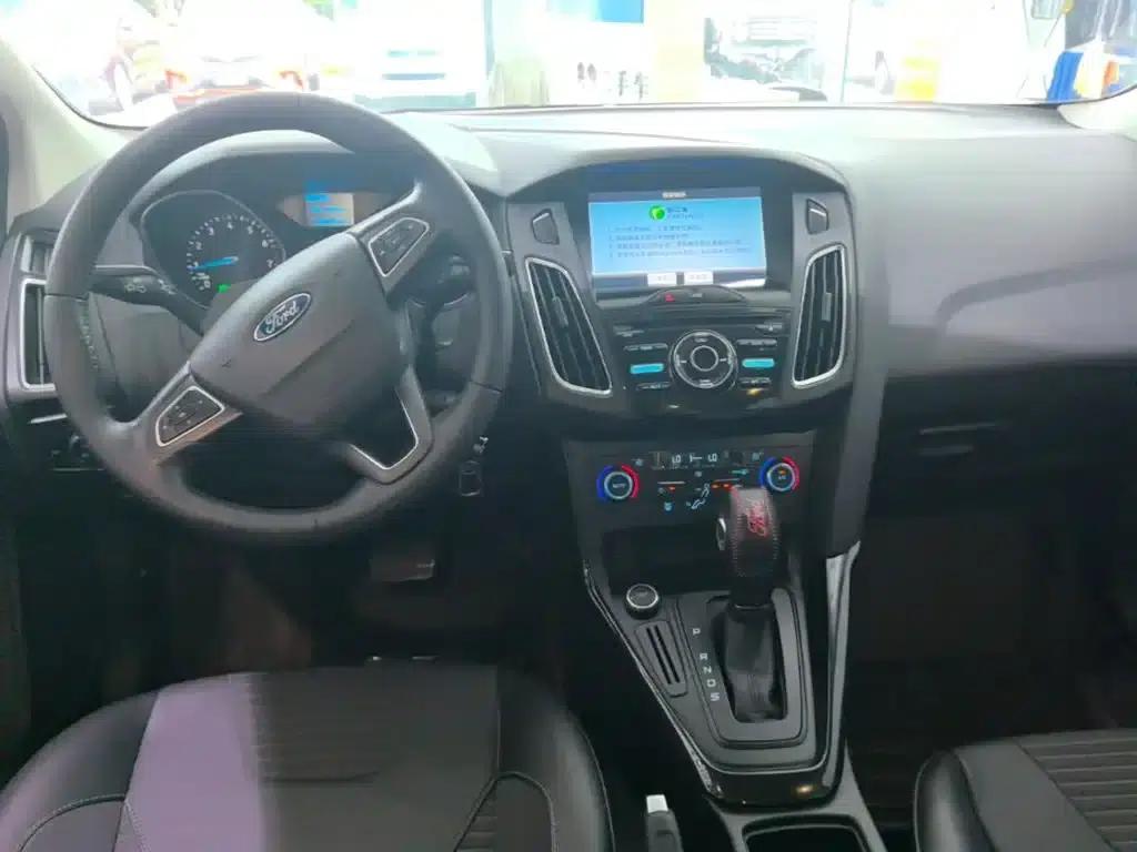 Ford Focus 2017 Sedan 1.6L Automatic Fashion Smart Edition — миниатюра 10