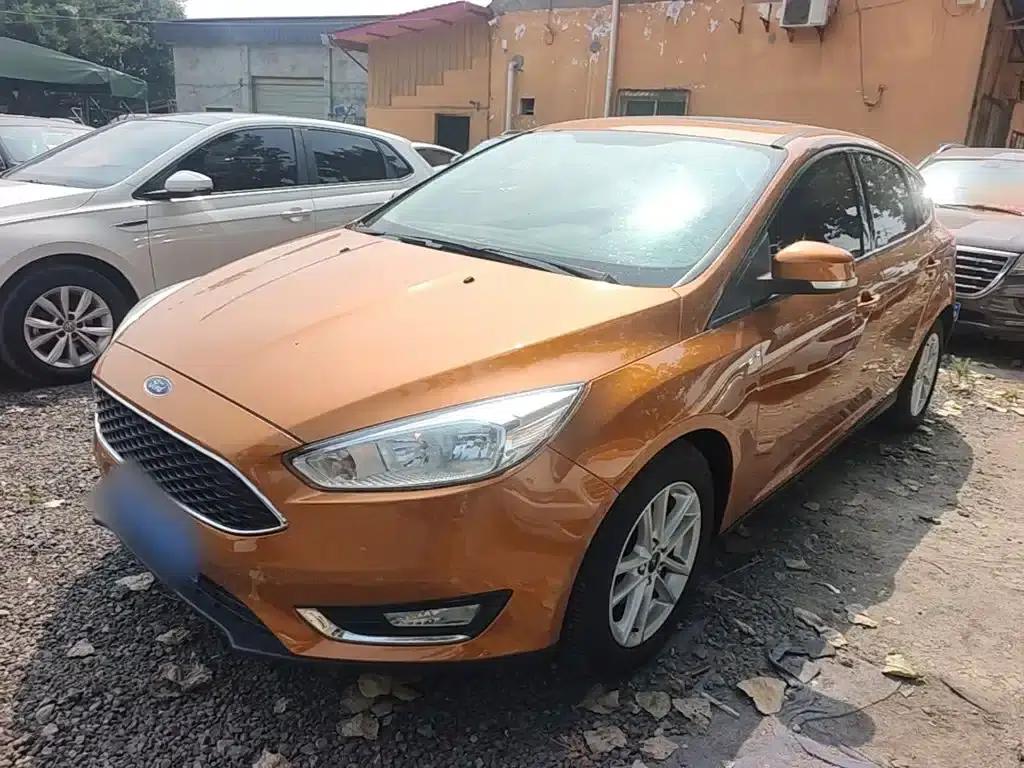 Ford Focus 2015 Hatchback 1.6L Automatic Fashion Edition — миниатюра 2