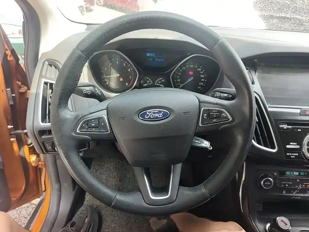 Ford Focus 2015 Hatchback 1.6L Automatic Fashion Edition — миниатюра 11