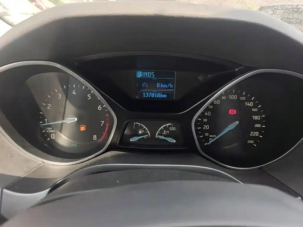 Ford Focus 2015 Hatchback 1.6L Automatic Fashion Edition — миниатюра 12