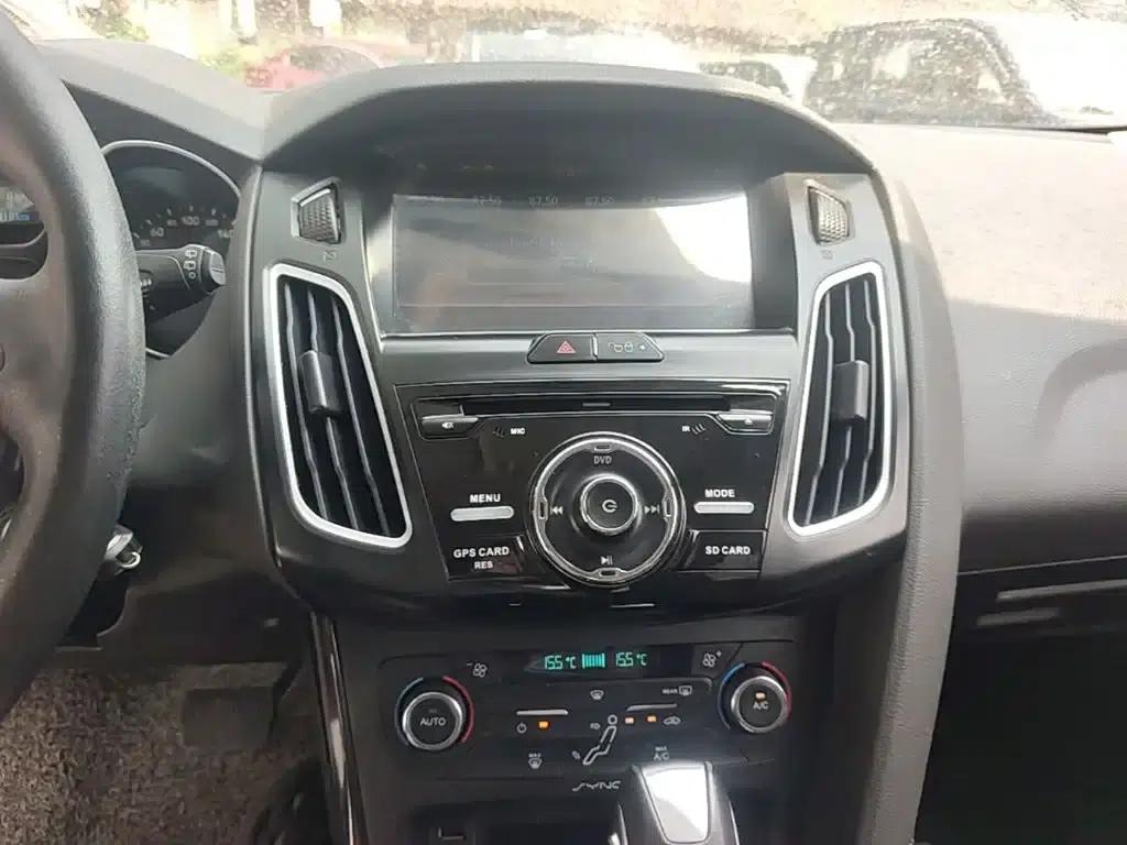 Ford Focus 2015 Hatchback 1.6L Automatic Fashion Edition — миниатюра 13