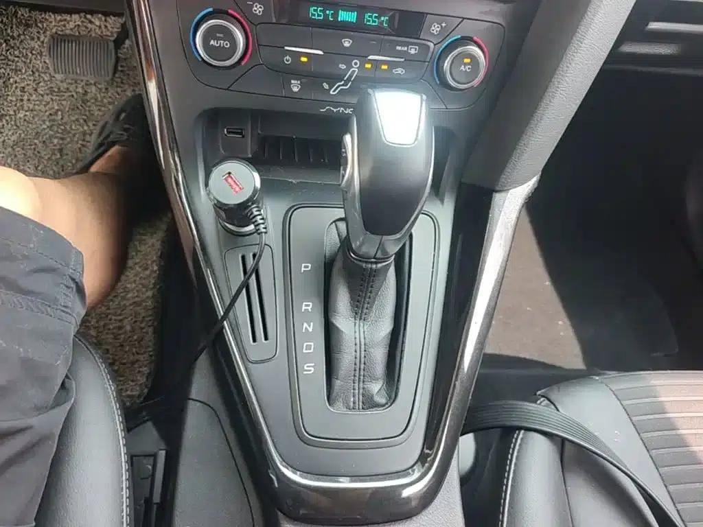 Ford Focus 2015 Hatchback 1.6L Automatic Fashion Edition — миниатюра 14