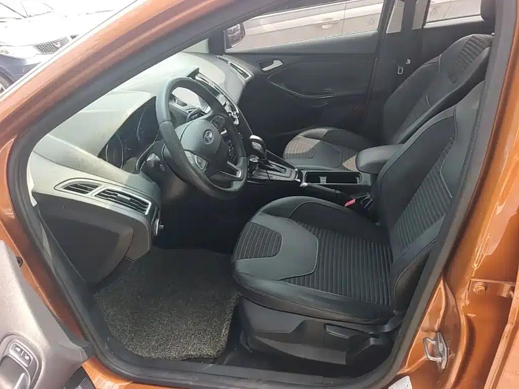Ford Focus 2015 Hatchback 1.6L Automatic Fashion Edition — миниатюра 15