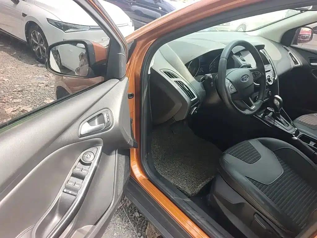 Ford Focus 2015 Hatchback 1.6L Automatic Fashion Edition — миниатюра 16