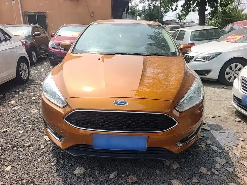 Ford Focus 2015 Hatchback 1.6L Automatic Fashion Edition — миниатюра 3