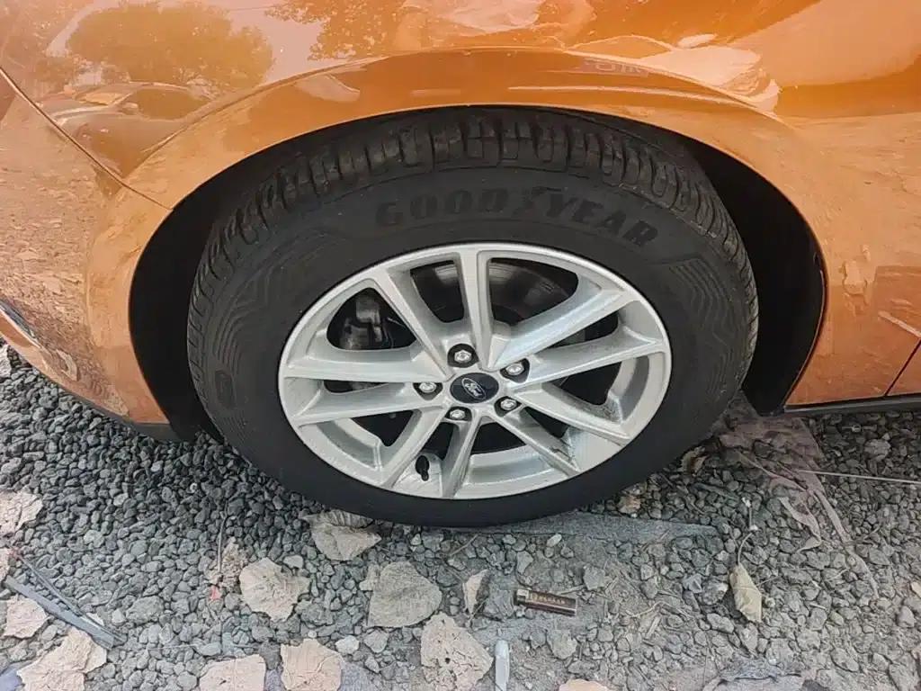 Ford Focus 2015 Hatchback 1.6L Automatic Fashion Edition — миниатюра 23