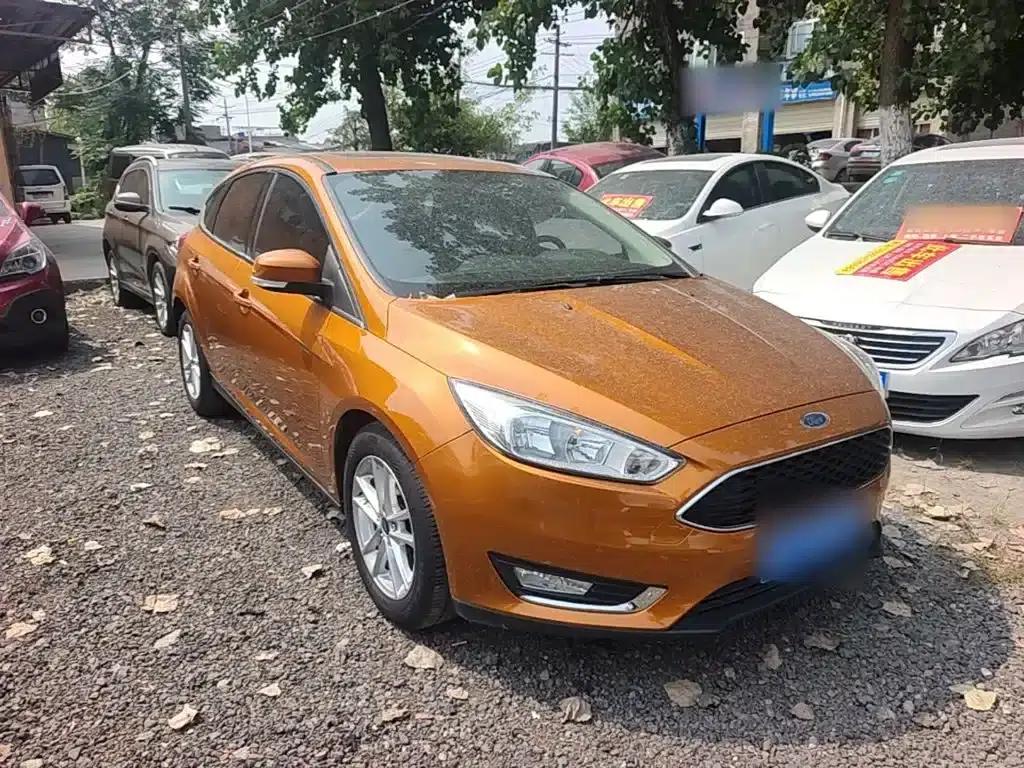 Ford Focus 2015 Hatchback 1.6L Automatic Fashion Edition — миниатюра 4