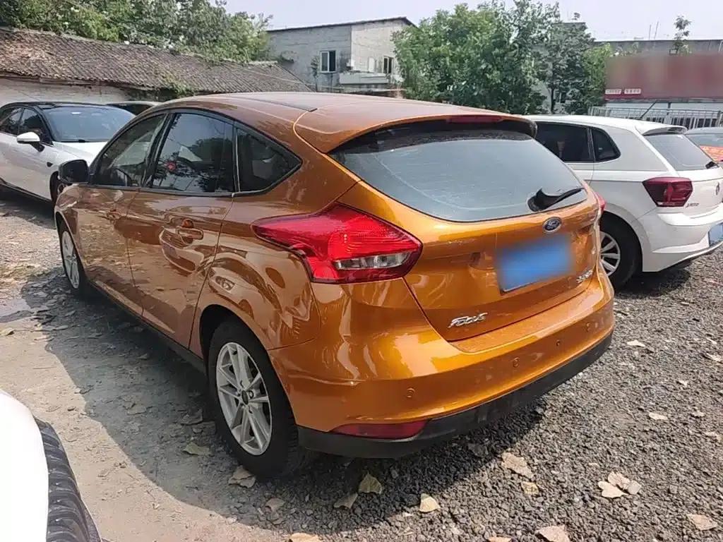 Ford Focus 2015 Hatchback 1.6L Automatic Fashion Edition — миниатюра 5