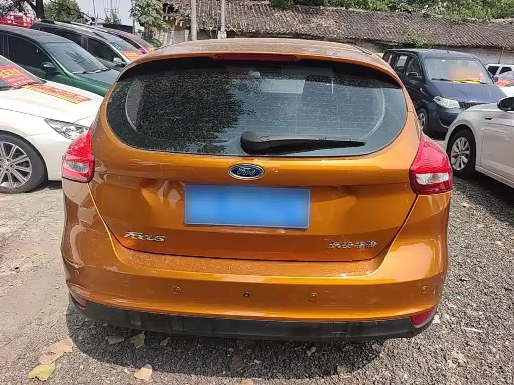 Ford Focus 2015 Hatchback 1.6L Automatic Fashion Edition — миниатюра 6