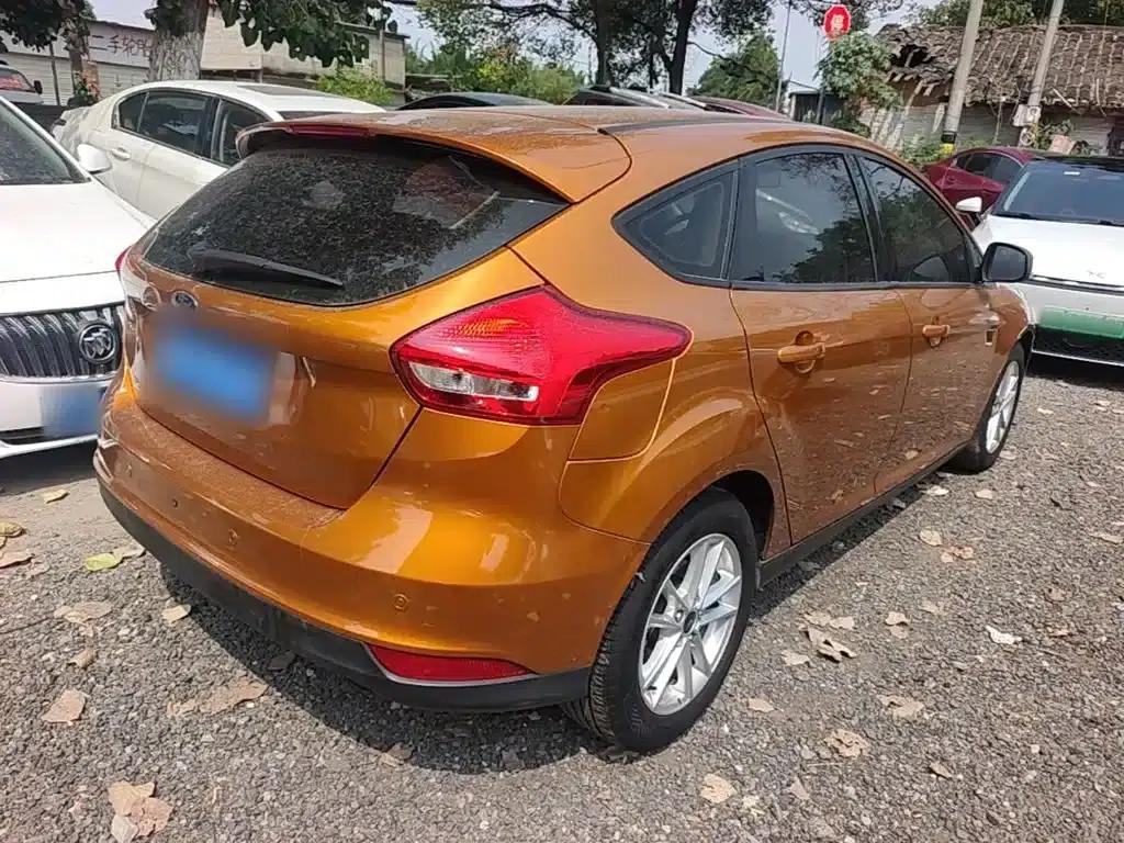 Ford Focus 2015 Hatchback 1.6L Automatic Fashion Edition — миниатюра 7
