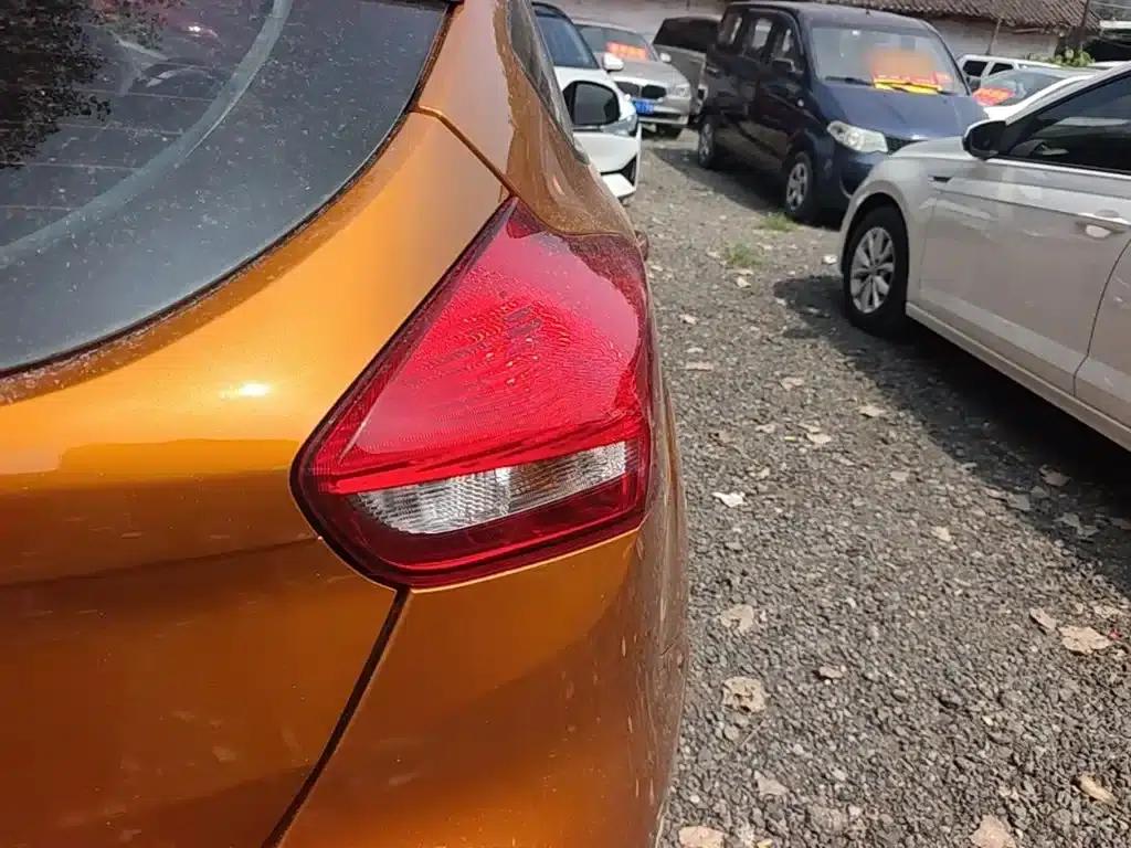Ford Focus 2015 Hatchback 1.6L Automatic Fashion Edition — миниатюра 8