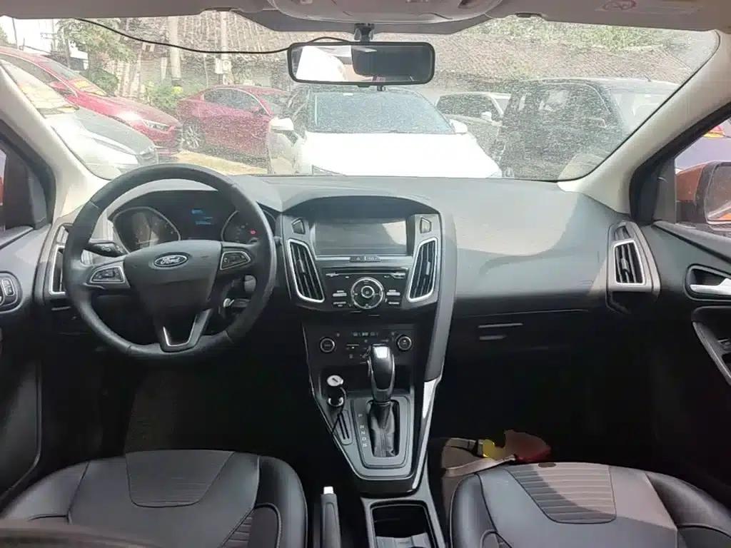 Ford Focus 2015 Hatchback 1.6L Automatic Fashion Edition — миниатюра 10