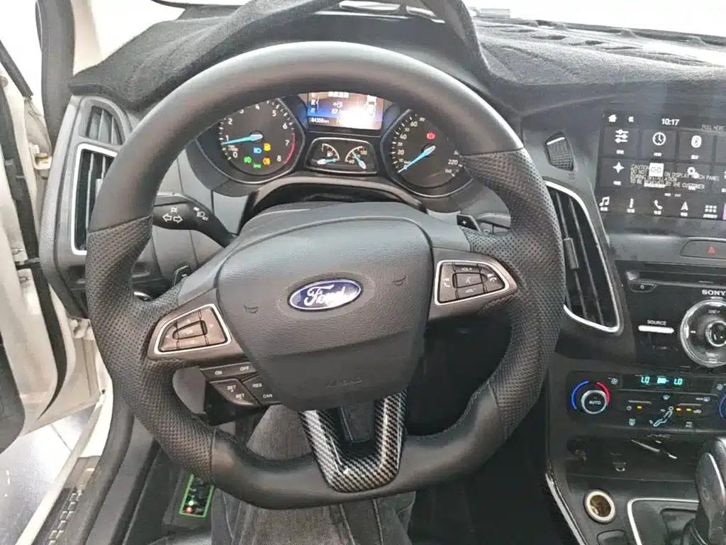 2015 Ford Focus Hatchback EcoBoost 180 Automatic Sport — миниатюра 11