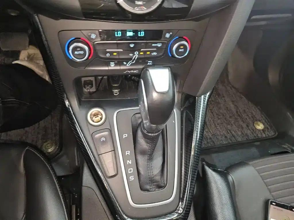 2015 Ford Focus Hatchback EcoBoost 180 Automatic Sport — миниатюра 14