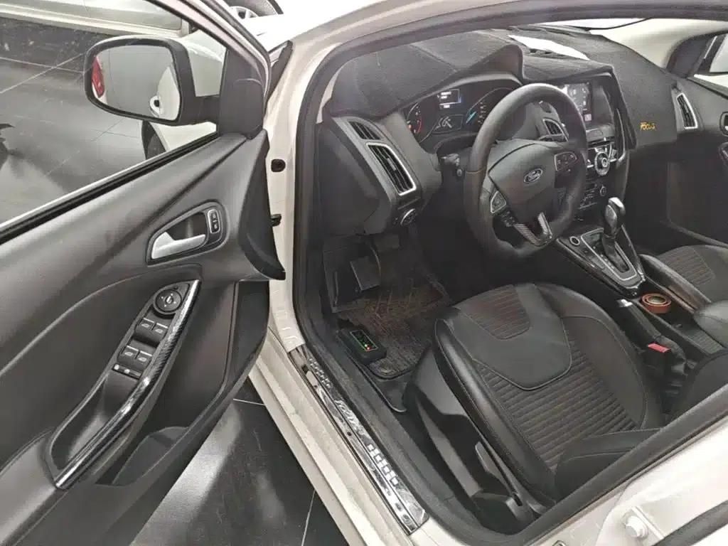 2015 Ford Focus Hatchback EcoBoost 180 Automatic Sport — миниатюра 16