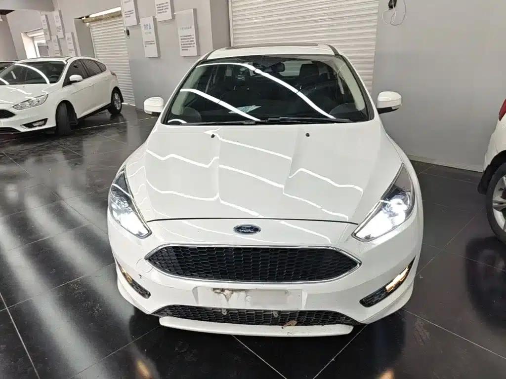 2015 Ford Focus Hatchback EcoBoost 180 Automatic Sport — миниатюра 3