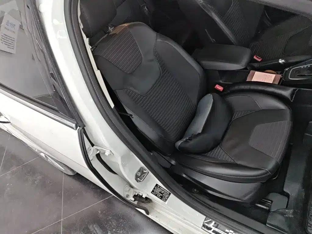 2015 Ford Focus Hatchback EcoBoost 180 Automatic Sport — миниатюра 25