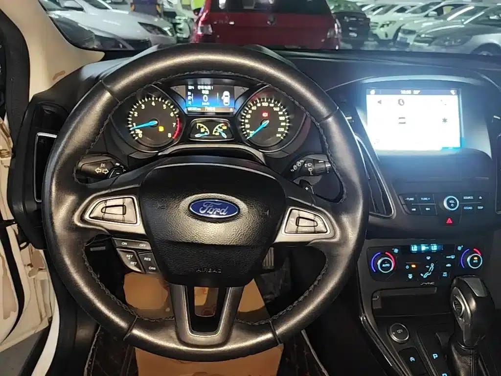 2017 Ford Focus Hatchback EcoBoost 180 Automatic Elite — миниатюра 11