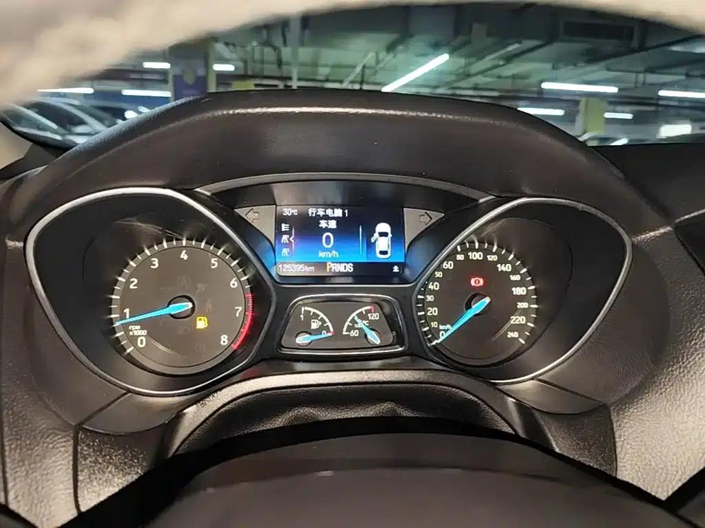 2017 Ford Focus Hatchback EcoBoost 180 Automatic Elite — миниатюра 12
