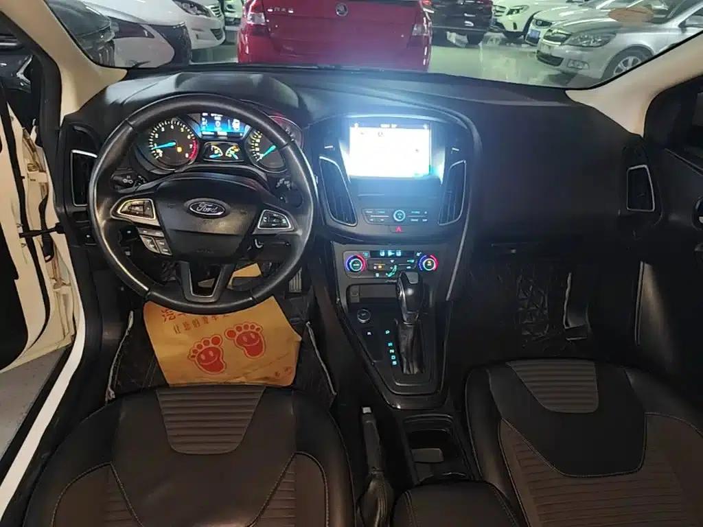 2017 Ford Focus Hatchback EcoBoost 180 Automatic Elite — миниатюра 13
