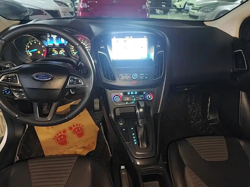 2017 Ford Focus Hatchback EcoBoost 180 Automatic Elite — миниатюра 14