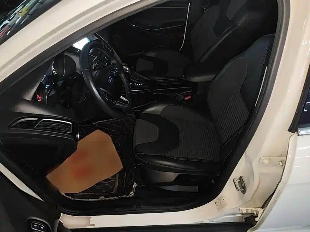 2017 Ford Focus Hatchback EcoBoost 180 Automatic Elite — миниатюра 15