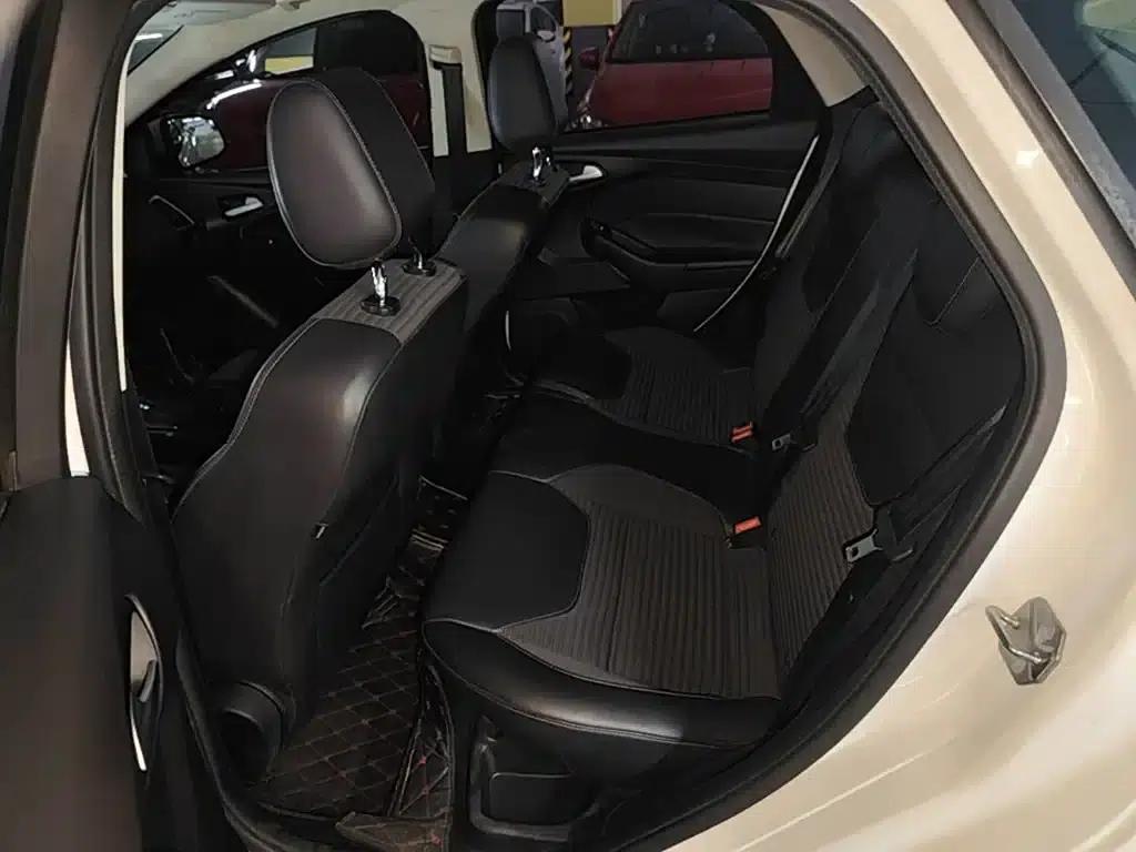 2017 Ford Focus Hatchback EcoBoost 180 Automatic Elite — миниатюра 17