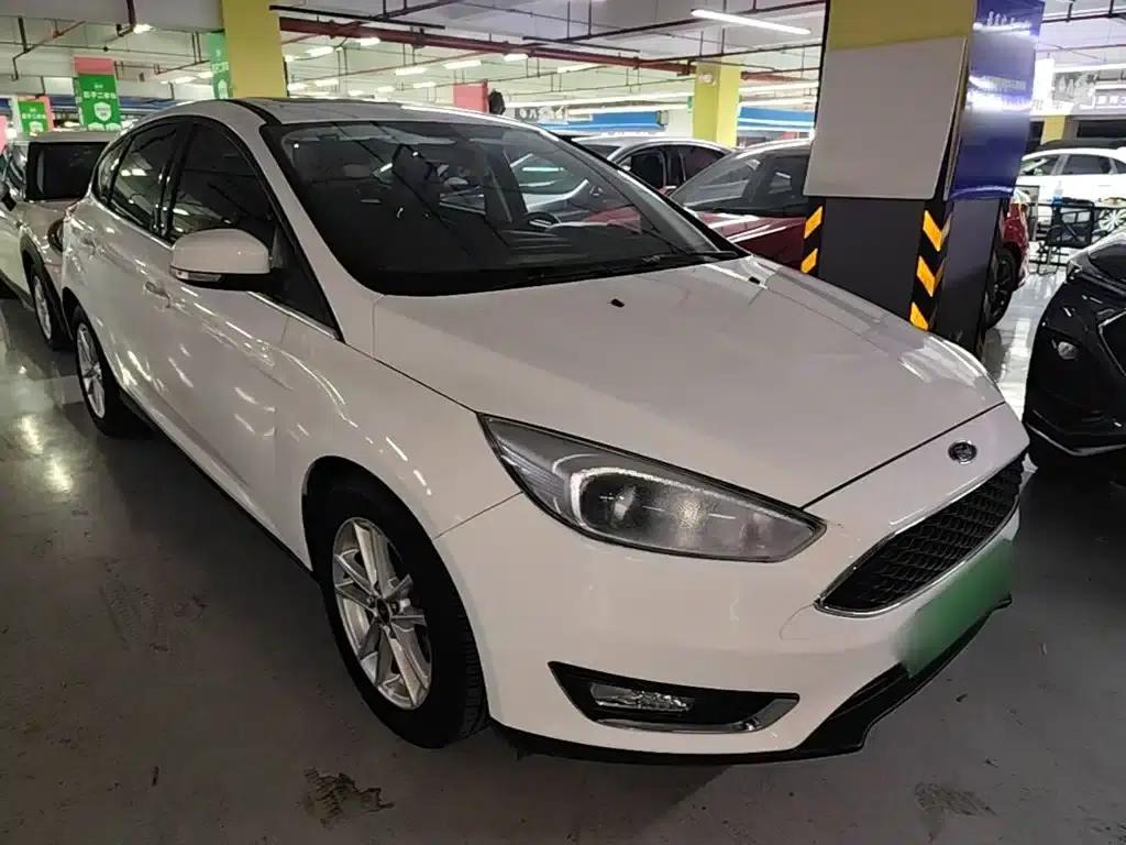 2017 Ford Focus Hatchback EcoBoost 180 Automatic Elite — миниатюра 4
