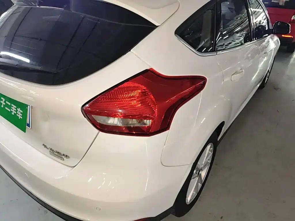 2017 Ford Focus Hatchback EcoBoost 180 Automatic Elite — миниатюра 8