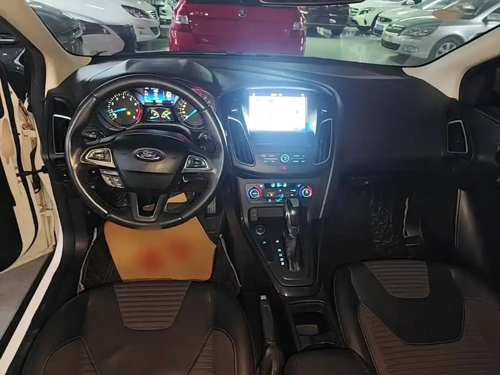2017 Ford Focus Hatchback EcoBoost 180 Automatic Elite — миниатюра 10